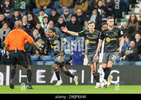 West Bromwich, Großbritannien. Februar 2024. David Brooks & Taylor Harwood-Bellis aus Southampton während des EFL Sky Bet Championship-Spiels zwischen West Bromwich Albion und Southampton bei den Hawthorns in West Bromwich, England am 16. Februar 2024. Foto von Stuart Leggett. Nur redaktionelle Verwendung, Lizenz für kommerzielle Nutzung erforderlich. Keine Verwendung bei Wetten, Spielen oder Publikationen eines einzelnen Clubs/einer Liga/eines Spielers. Quelle: UK Sports Pics Ltd/Alamy Live News Stockfoto