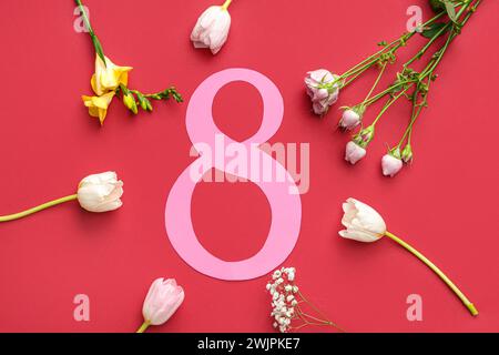 Abbildung 8 aus Papier und verschiedenen schönen Blumen auf rotem Hintergrund. Internationaler Frauentag Stockfoto