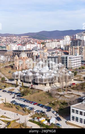 Pristina, Kosovo - 5. Februar 2024: Die Nationalbibliothek des Kosovo ist die höchste von der Versammlung eingerichtete Bibliothekseinrichtung im Kosovo Stockfoto