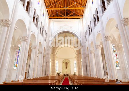 Pristina, Kosovo - 5. Februar 2024: Innenansicht der Kathedrale der Heiligen Mutter Teresa, einer römisch-katholischen Kathedrale in Pristina, Kosovo. Stockfoto