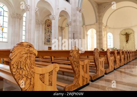 Pristina, Kosovo - 5. Februar 2024: Innenansicht der Kathedrale der Heiligen Mutter Teresa, einer römisch-katholischen Kathedrale in Pristina, Kosovo. Stockfoto