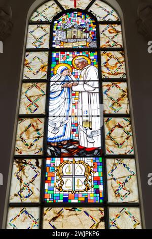 Pristina, Kosovo - 5. Februar 2024: Innenansicht der Kathedrale der Heiligen Mutter Teresa, einer römisch-katholischen Kathedrale in Pristina, Kosovo. Stockfoto