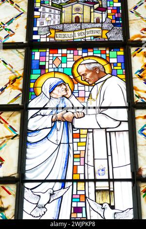 Pristina, Kosovo - 5. Februar 2024: Innenansicht der Kathedrale der Heiligen Mutter Teresa, einer römisch-katholischen Kathedrale in Pristina, Kosovo. Stockfoto