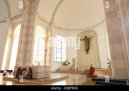 Pristina, Kosovo - 5. Februar 2024: Innenansicht der Kathedrale der Heiligen Mutter Teresa, einer römisch-katholischen Kathedrale in Pristina, Kosovo. Stockfoto