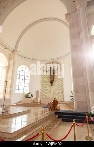 Pristina, Kosovo - 5. Februar 2024: Innenansicht der Kathedrale der Heiligen Mutter Teresa, einer römisch-katholischen Kathedrale in Pristina, Kosovo. Stockfoto