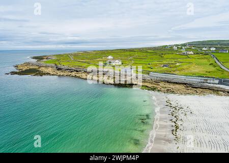 Aus der Vogelperspektive des breiten Sandstrands Kilmurvey Beach auf Inishmore, der größten der Aran-Inseln in Galway Bay, Irland. Stockfoto