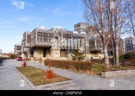 Pristina, Kosovo - 5. Februar 2024: Die Nationalbibliothek des Kosovo ist die höchste von der Versammlung eingerichtete Bibliothekseinrichtung im Kosovo Stockfoto