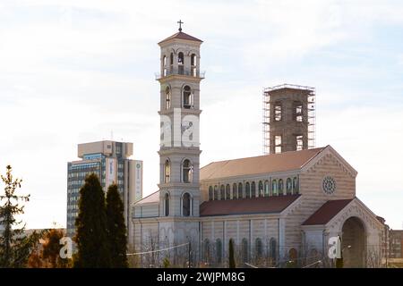 Pristina, Kosovo - 5. Februar 2024: Außenansicht der Kathedrale der Heiligen Mutter Teresa, einer römisch-katholischen Kathedrale in Pristina, Kosovo. Stockfoto