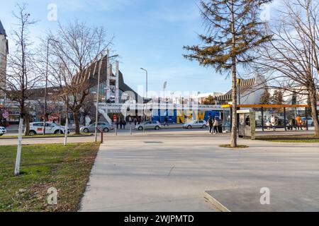 Pristina, Kosovo - 5. Februar 2024: Moderne Skulptur mit dem Text No New Broken Republic im Zentrum von Pristina, der Hauptstadt des Kosovo. Stockfoto