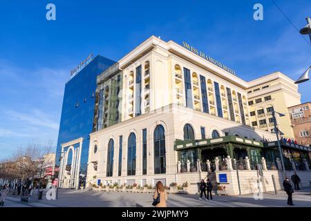 Pristina, Kosovo - 5. Februar 2024: Der Skanderbeg-Platz ist ein zentraler Platz in Pristina, der Hauptstadt des Kosovo. Stockfoto