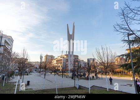 Pristina, Kosovo - 5. Februar 2024: Das Monumnet der Einheit und Bruderschaft befindet sich auf dem Adem Jashari-Platz in Pristina, der Hauptstadt des Kosovo. Stockfoto