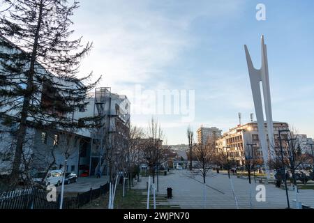 Pristina, Kosovo - 5. Februar 2024: Das Monumnet der Einheit und Bruderschaft befindet sich auf dem Adem Jashari-Platz in Pristina, der Hauptstadt des Kosovo. Stockfoto