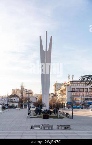 Pristina, Kosovo - 5. Februar 2024: Das Monumnet der Einheit und Bruderschaft befindet sich auf dem Adem Jashari-Platz in Pristina, der Hauptstadt des Kosovo. Stockfoto