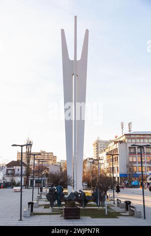 Pristina, Kosovo - 5. Februar 2024: Das Monumnet der Einheit und Bruderschaft befindet sich auf dem Adem Jashari-Platz in Pristina, der Hauptstadt des Kosovo. Stockfoto