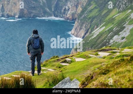 Touristen in der Slieve League, Irlands höchsten Klippen, gelegen im Südwesten Donegals entlang dieser herrlichen Küstenstraße. Einer der beliebtesten Stockfoto
