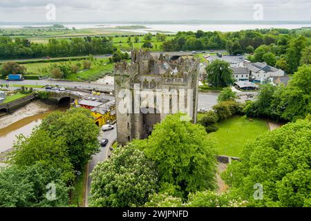 Bunratty Castle, großes Turmhaus aus dem 15. Jahrhundert in County Clare, im Zentrum von Bunratty Village, zwischen Limerick und Ennis, Irland. Stockfoto