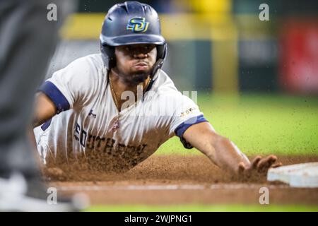 Houston, Texas, USA. Februar 2024. Der Outfield der Southern University Jaguars Tyeler Hawkins (50) rutscht während des NCAA-Baseballspiels zwischen den Alcorn State Braves und den Southern University Jaguars im Cactus Jack HBCU Classic 2024 im Minute Maid Park in Houston, Texas, sicher in die dritte Basis. Prentice C. James/CSM/Alamy Live News Stockfoto