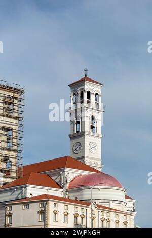 Außenansicht der Kathedrale der Heiligen Mutter Teresa, einer römisch-katholischen Kathedrale in Pristina, Kosovo. Stockfoto