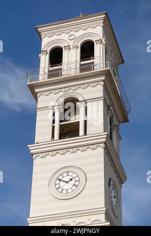 Außenansicht der Kathedrale der Heiligen Mutter Teresa, einer römisch-katholischen Kathedrale in Pristina, Kosovo. Stockfoto