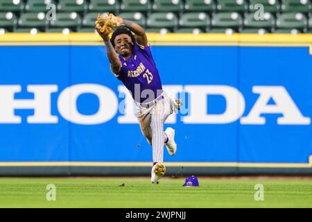 Houston, Texas, USA. Februar 2024. Gavin Caston (23), Outfield der Alcorn State Braves, macht einen Lauffang während des NCAA-Baseballspiels zwischen den Alcorn State Braves und den Southern University Jaguars im Cactus Jack HBCU Classic 2024 im Minute Maid Park in Houston, Texas. Prentice C. James/CSM/Alamy Live News Stockfoto