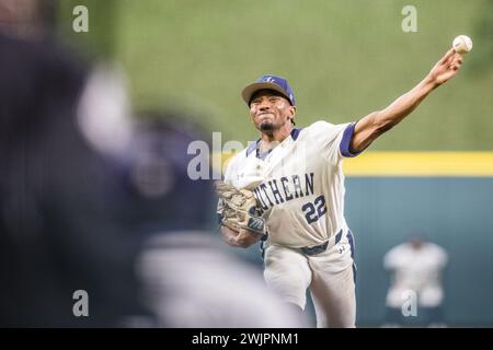 Houston, Texas, USA. Februar 2024. Der Pitcher Ranard Grace (22) der Southern University Jaguars wirft während des NCAA-Baseballspiels zwischen den Alcorn State Braves und den Southern University Jaguars im Cactus Jack HBCU Classic 2024 im Minute Maid Park in Houston, Texas, einen Platz. Prentice C. James/CSM/Alamy Live News Stockfoto
