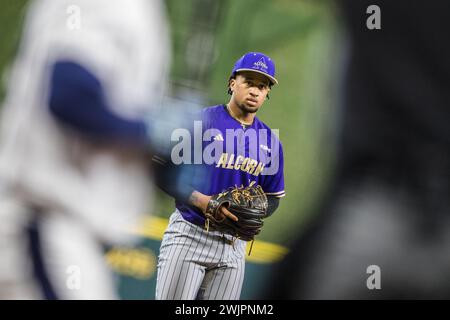 Houston, Texas, USA. Februar 2024. Der Alcorn State Braves Pitcher Kewan Braziel (16) bereitet sich darauf vor, während des NCAA-Baseballspiels zwischen den Alcorn State Braves und den Southern University Jaguars im Cactus Jack HBCU Classic 2024 im Minute Maid Park in Houston, Texas, einen Platz zu werfen. Prentice C. James/CSM/Alamy Live News Stockfoto