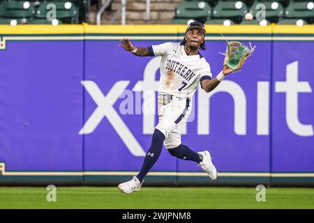 Houston, Texas, USA. Februar 2024. Khyle Radcliffe (7), Außenseiter der Southern University Jaguars, macht beim Baseballspiel zwischen den Alcorn State Braves und den Southern University Jaguars im Cactus Jack HBCU Classic 2024 im Minute Maid Park in Houston, Texas einen Lauffang. Prentice C. James/CSM/Alamy Live News Stockfoto