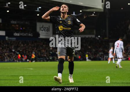 Taylor Harwood-Bellis aus Southampton feiert das Ziel seiner Mannschaft, es 0-2 beim Sky Bet Championship Match West Bromwich Albion gegen Southampton at the Hawthorns, West Bromwich, Großbritannien, 16. Februar 2024 (Foto: Gareth Evans/News Images) Stockfoto