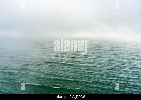 Wellen des Atlantiks am Inch Beach, ein wunderbarer Abschnitt aus herrlichem Sand und Dünen, beliebt zum Surfen, Schwimmen und Angeln, liegt am Dingle Pen Stockfoto