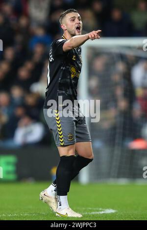 Taylor Harwood-Bellis aus Southampton gibt seinen Teamkollegen Anweisungen während des Sky Bet Championship Matches West Bromwich Albion vs Southampton at the Hawthorns, West Bromwich, Großbritannien, 16. Februar 2024 (Foto: Gareth Evans/News Images) Stockfoto