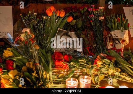 Den Haag, Südholland, Niederlande. Februar 2024. Blumen und Kerzen umgeben ein Porträt von Alexej Nawalny. Dutzende Trauer mit Schildern, Porträts und Kerzen versammelten sich vor der russischen Botschaft, um NAWALNY zu ehren. (Kreditbild: © James Petermeier/ZUMA Press Wire) NUR REDAKTIONELLE VERWENDUNG! Nicht für kommerzielle ZWECKE! Quelle: ZUMA Press, Inc./Alamy Live News Stockfoto