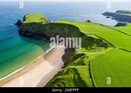 Silver Strand, ein Sandstrand in einer geschützten, hufeisenförmigen Bucht in Malin Beg, nahe Glencolmcille, im Südwesten des County Donegal. Wild Atlan Stockfoto