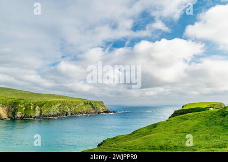 Silver Strand, ein Sandstrand in einer geschützten, hufeisenförmigen Bucht in Malin Beg, nahe Glencolmcille, im Südwesten des County Donegal. Wild Atlan Stockfoto