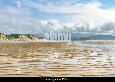 Five Finger Strand, einer der berühmtesten Strände in Inishowen, bekannt für seinen unberührten Sand und die umliegende felsige Küste mit einigen der höchsten s Stockfoto