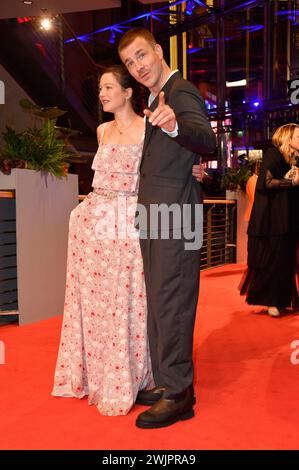 Hannah Herzsprung und Albrecht Schuch bei der Festivaleröffnung und der Premiere des Kinofilms 'Small Things like These / kleine Dinge wie diese' auf der Berlinale 2024 / 74. Internationale Filmfestspiele Berlin im Berlinale Palast. Berlin, 15.02.2024 Stockfoto