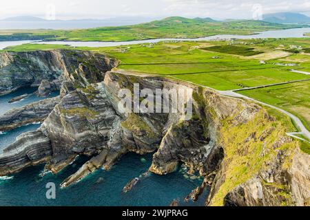 Erstaunliche Wellen peitschten Kerry Klippen, weithin als die meisten spektakulären Klippen im County Kerry, Irland akzeptiert. Touristische Attraktionen auf dem berühmten Ring of Kerry Stockfoto