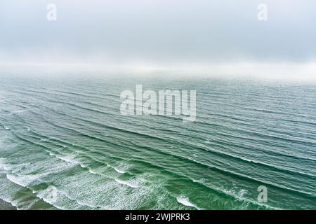 Wellen des Atlantiks am Inch Beach, ein wunderbarer Abschnitt aus herrlichem Sand und Dünen, beliebt zum Surfen, Schwimmen und Angeln, liegt am Dingle Pen Stockfoto