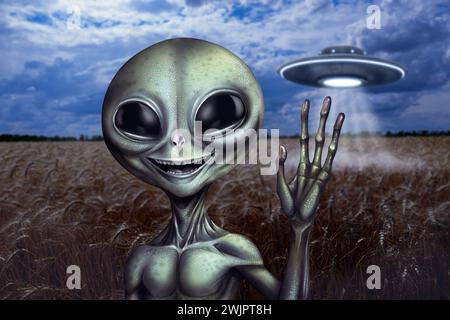 Fliegende Untertasse hinter Alien, die Licht über Weizenfeld ausstrahlt. UFO Stockfoto