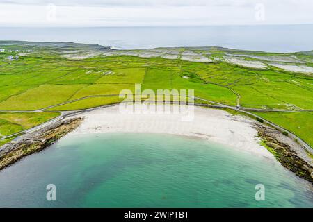 Aus der Vogelperspektive des breiten Sandstrands Kilmurvey Beach auf Inishmore, der größten der Aran-Inseln in Galway Bay, Irland. Stockfoto