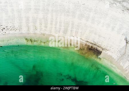 Aus der Vogelperspektive des breiten Sandstrands Kilmurvey Beach auf Inishmore, der größten der Aran-Inseln in Galway Bay, Irland. Stockfoto