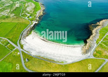 Aus der Vogelperspektive des breiten Sandstrands Kilmurvey Beach auf Inishmore, der größten der Aran-Inseln in Galway Bay, Irland. Stockfoto