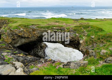 Feenbrücken, beeindruckende Steinbögen in der Nähe von Tullan Strand, einem der Surfstrände von Donegals, eingerahmt von einem landschaftlich reizvollen Rückfall des Sligo-Leitrim Mo Stockfoto