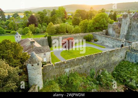 Cahir Castle, eine der bekanntesten und am besten erhaltenen mittelalterlichen Burgen Irlands, liegt auf einer felsigen Insel am Fluss Suir, County Tipperary, IRE Stockfoto