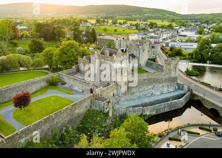 Cahir Castle, eine der bekanntesten und am besten erhaltenen mittelalterlichen Burgen Irlands, liegt auf einer felsigen Insel am Fluss Suir, County Tipperary, IRE Stockfoto