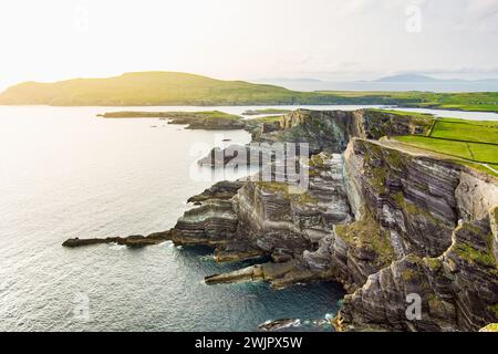 Erstaunliche Wellen peitschten Kerry Klippen, weithin als die meisten spektakulären Klippen im County Kerry, Irland akzeptiert. Touristische Attraktionen auf dem berühmten Ring of Kerry Stockfoto