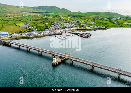 Aus der Vogelperspektive der Maurice O'Neill Memorial Bridge, einer Brücke zwischen Portmagee und Valentia Island, County Kerry, Irland. Stockfoto