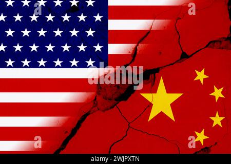 Flaggen von USA und China an einer zerbrochenen Mauer. Internationale diplomatische Beziehungen Stockfoto