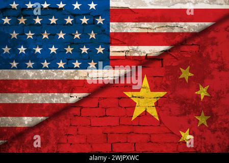Die Fahnen der USA und Chinas an der Ziegelmauer. Internationale diplomatische Beziehungen Stockfoto