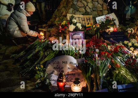 Vilnius, Litauen. Februar 2024. Die Menschen legen Blumen und stellen Kerzen an das Denkmal für die Opfer der politischen Repression in Vilnius, um das Gedenken an den russischen Oppositionspolitiker Alexej Nawalny zu ehren, der in einem russischen Gefängnis starb. Nawalny, ein prominenter Vertreter der russischen Opposition, starb am 16. Februar in einer Arktischen Gefängniskolonie in der Region Yamalo-Nenzen in Nordsibirien, wo er eine 19-jährige Haftstrafe verbüßte. (Foto: Yauhen Yerchak/SOPA Images/SIPA USA) Credit: SIPA USA/Alamy Live News Stockfoto