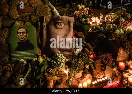 Vilnius, Litauen. Februar 2024. Blumen, Kerzen und ein Bild des verstorbenen russischen Oppositionsführers Alexej Nawalny liegen an einer provisorischen Gedenkstätte während der Aktion zu seinem Gedenken, am Denkmal für die Opfer politischer Repression. Nawalny, ein prominenter Vertreter der russischen Opposition, starb am 16. Februar in einer Arktischen Gefängniskolonie in der Region Yamalo-Nenzen in Nordsibirien, wo er eine 19-jährige Haftstrafe verbüßte. (Foto: Yauhen Yerchak/SOPA Images/SIPA USA) Credit: SIPA USA/Alamy Live News Stockfoto